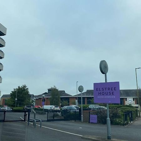 Luxury 1 Bedroom Apartment With Netflix & Parking Borehamwood Esterno foto