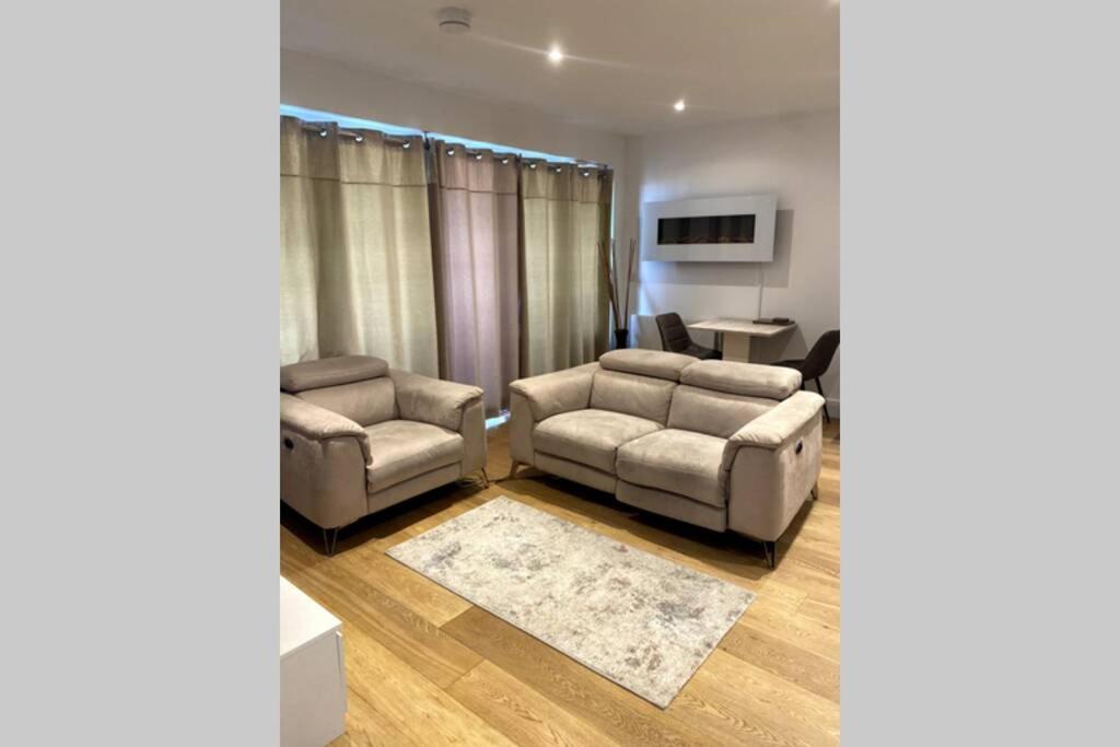 Luxury 1 Bedroom Apartment With Netflix & Parking Borehamwood Esterno foto