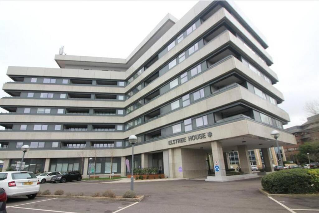 Luxury 1 Bedroom Apartment With Netflix & Parking Borehamwood Esterno foto